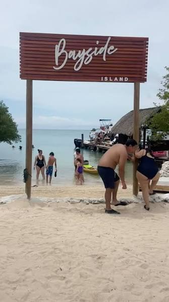 BETWEEN ISLAND — Galería 5